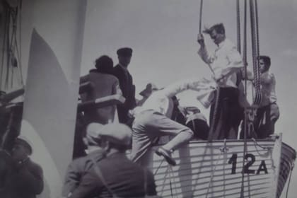 Los pasajeros suben a los botes salvavidas del Monte Cervantes, que chocó contra una roca el 22 de enero de 1930