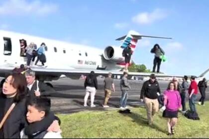Los pasajeros tuvieron que arrastrarse hacia las alas y saltar para poder salir del avión