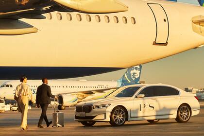Los pasajeros VIP tendrán a su servicio autos de lujo con chofer que los transportará desde la terminal privada hacia el avión
