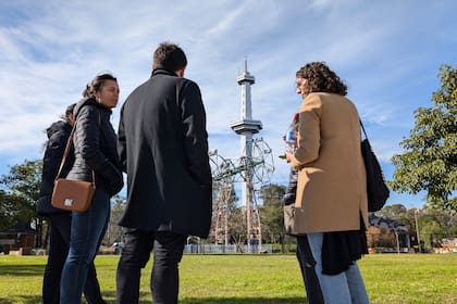 Los pasantes en su visita al Barrio Olímpico de la ciudad de Buenos Aires
