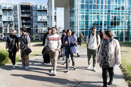 Los pasantes extranjeros que trabajan temporalmente en el Centro de Estudios Económicos Urbanos recorren las instalaciones de la Universidad de San Martín