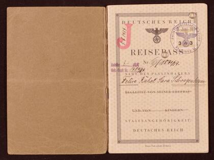 Los pasaportes de judíos se marcaban con una "J" en el Tercer Reich. Además, a las mujeres se les agregaba el nombre de Sara y a los hombres el de Israel