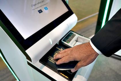 Los pasaportes defectuosos se deben a una tinta utilizada en la impresión, que imposibilita la lectura en las máquinas