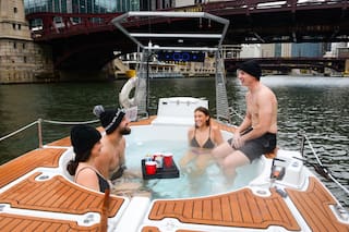 Cuánto cuesta navegar por el río Chicago en un jacuzzi durante la temporada navideña