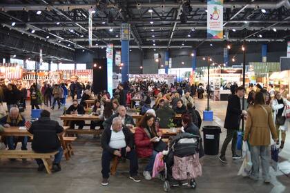 Los pasillos de la muestra reúnen propuestas de distintas provincias en un espacio donde la gastronomía se cruza con la identidad local