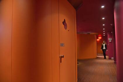 Los pasillos de YeloSpa, entre las cabinas para siestas