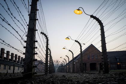 Los pasillos del campo de concentración de Auschwitz, a 77 años de la liberación de los detenidos