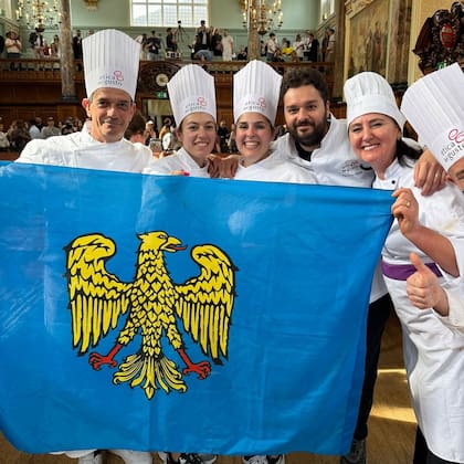 Los pasteleros que estuvieron a cargo del tiramisú más grande del mundo llevaron la bandera del Friuli, propia de la región italiana donde se originó