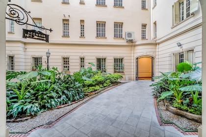 Los patios internos del Palacio de los Patos, con sus canteros de plantas, arbustos y flores, están muy bien cuidados