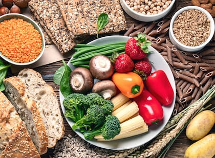 Los patrones alimentarios ricos en vegetales, legumbres, frutas, cereales integrales y alimentos con alto contenido de fibra pueden favorecer mayor saciedad