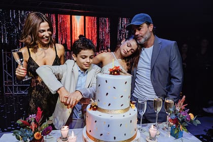 Los Pauls-Cherri, a la hora de la torta. Nilo fue el encargado del primer corte. “Blanca y con algunas flores… y de Nutella porque soy fan”, reveló la quinceañera.