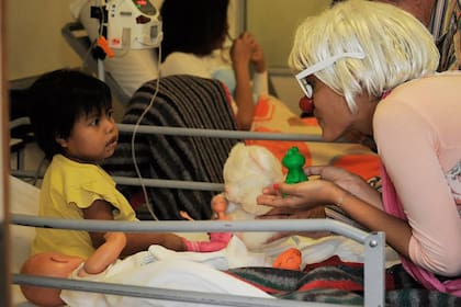 Los payasos de Alegrañatas rompen con la rutina de los chicos internados