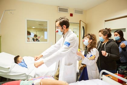Los payasos que integran el staff permanente se organizan para asistir dos veces por semana a distintos hospitales