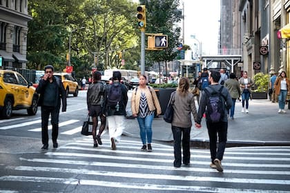 Los peatones que alzan a mano en señal de agradecimiento suelen practicar la empatía, según la psicología (Pexels/AlexanderDuMont)
