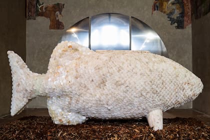 "Los peces y la multitud", una obra emblemática de Mary-Lynn y Carlo Massoud