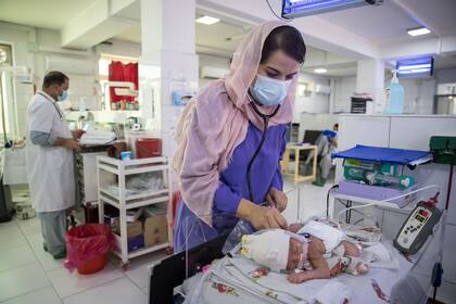 Los pediatras de MSF atienden a los bebés recién nacidos en la sala de neonatología de la maternidad Khost. (Crédito: Oriane Zerah)
