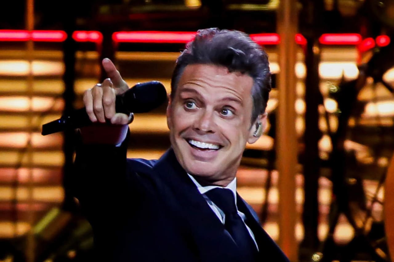 Las exigencias de Luis Miguel: seis limas, miel fresca y nada gris, los pedidos del cantante - LA NACION