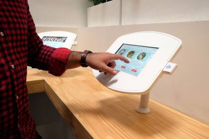 Los pedidos se hacen usando una pantalla táctil