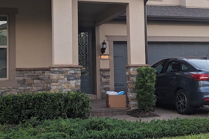 Los pedidos simplemente los dejan en las puertas de las casas.