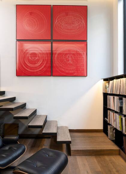 Los peldaños tienen el mismo piso del living hasta llegar a la última pisada, en la que la el mármol se reemplaza por madera.