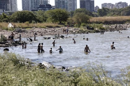 Los peligros para la salud de bañarse en el Río de la Plata