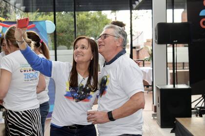 Los Pelliza en un evento que organizaron junto al grupo Argentinos por Colombia, auspiciado por la embajada Argentina a beneficio de Techo Colombia.