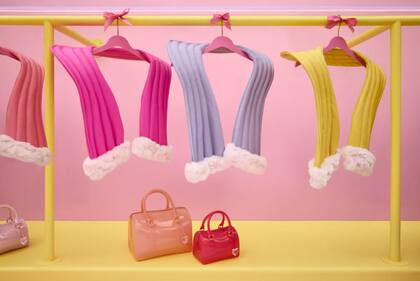 Los pequeños accesorios de Polly se pueden ver en tamaño real