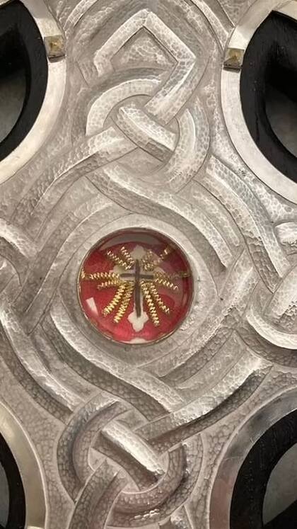 Los pequeños fragmentos se han incorporado a la Cruz de Gales.