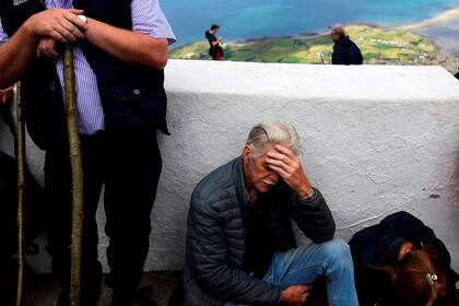 Los peregrinos asisten a misa en la cumbre de la montaña santa Croagh Patrick