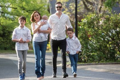 Los Pereyra Iraola-Gastaldi al completo. De izquierda a derecha: Santino (11), Valeria y Lorenzo, Facundo y Manuel (6). “Se llevan bárbaro con su hermano. Lo quieren tener a upa, le hablan...”, dice, enternecida.