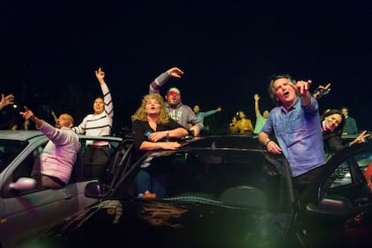 El público asomado por las ventanillas, una postal que se repite en los autoconciertos