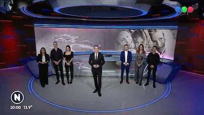 Los periodistas del noticiero empezaron la emisión de pie y con vestimentas de blanco y negro