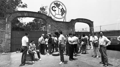 Los periodistas esperan para ingresar en la concentración del América