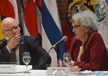 Los periodistas Jorge Fernández Díaz (LA NACION) y Soledad Gallego-Díaz (El País, de Madrid)