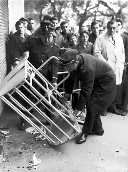 Los peritajes posteriores confirmaron lo que la gran mayoría de los testigos declaró: la puerta estaba abierta, pero no rebatida, y los molinetes habían sido retirados