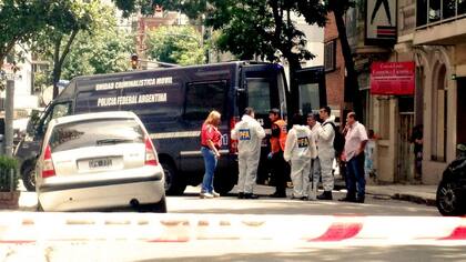 Los peritos de la Policía Federal llegan al edificio donde ocurrió el crimen