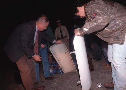 Los peritos revisan los restos del avión de LAER (Archivo)