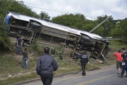 Los peritos revisaron el colectivo volcado para determinar la verdaderas causas del accidente