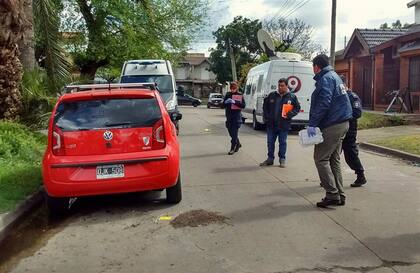 Los peritos trabajaron ayer a la mañana en la escena del crimen, donde hallaron el casquillo de una bala de 9 mm