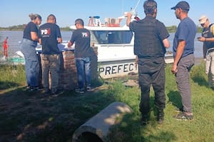Encuentran a dos cuatreros muertos en una canoa junto a una vaca recién robada