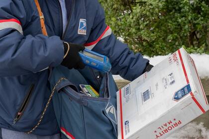 Los permisos de trabajo se envían por correo prioritario del Servicio Postal de Estados Unidos