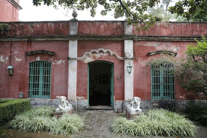 Los perros custodian la entrada