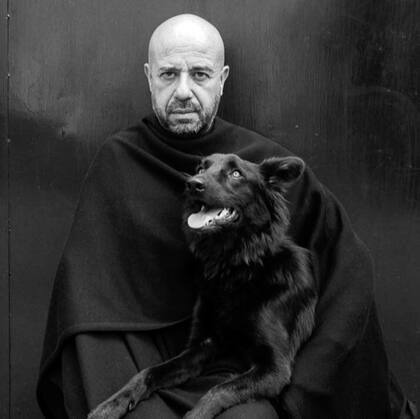 LOS PERROS Y YO "En casa de mis padres estaban prohibidos, quizá por eso inventé mis propios perros de ficción", cuenta el mexicano, que –como en su perfil de Facebook– suele posar junto a ellos