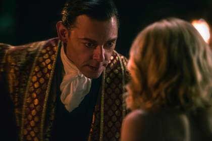 En la piel del Padre Blackwood está el actor Richard Coyle