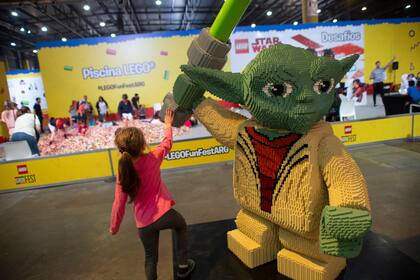 Los personajes hechos enteramente por ladrillos están distribuidos por el salón