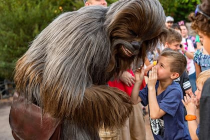 Los personajes más famosos de la saga, como Chewbacca y los droides, interactúan con los visitantes durante el recorrido de Star Wars: Galaxy’s Edge