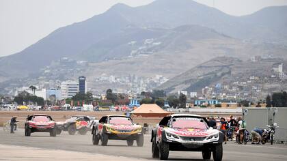 Los Peugeot, favoritos, en el Pentagonito, donde ayer se efectuó la revisión técnica en Lima