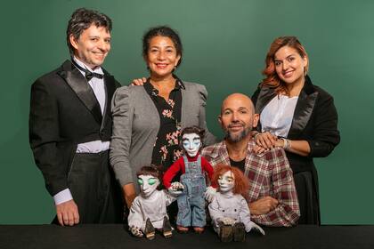 Los pianistas-actores Hernán Matorra y Gabriela Genovese, junto a Frida León Beraud y Jorge Arbert, actores titiriteros de Pieró, integrantes de la Dalang Puppencompany de Zúrich