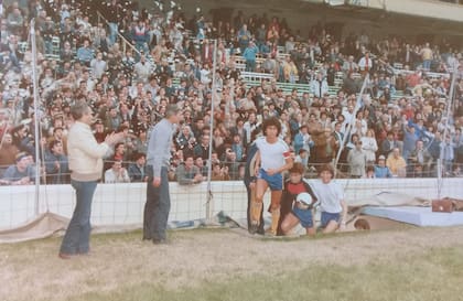 Los pibes de Boca salen a la cancha con una camiseta blanca improvisada (Gentileza Revista El Gráfico)