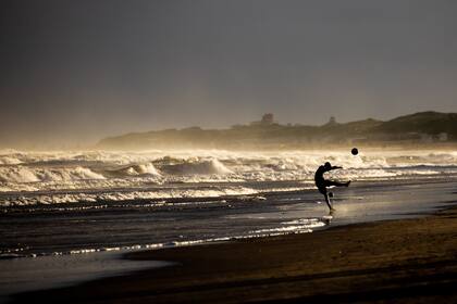 Los picaditos en la playa fue una de las postales en un fin de semana donde la lluvia y las temperaturas más bajas alejaron a los turistas del agua.